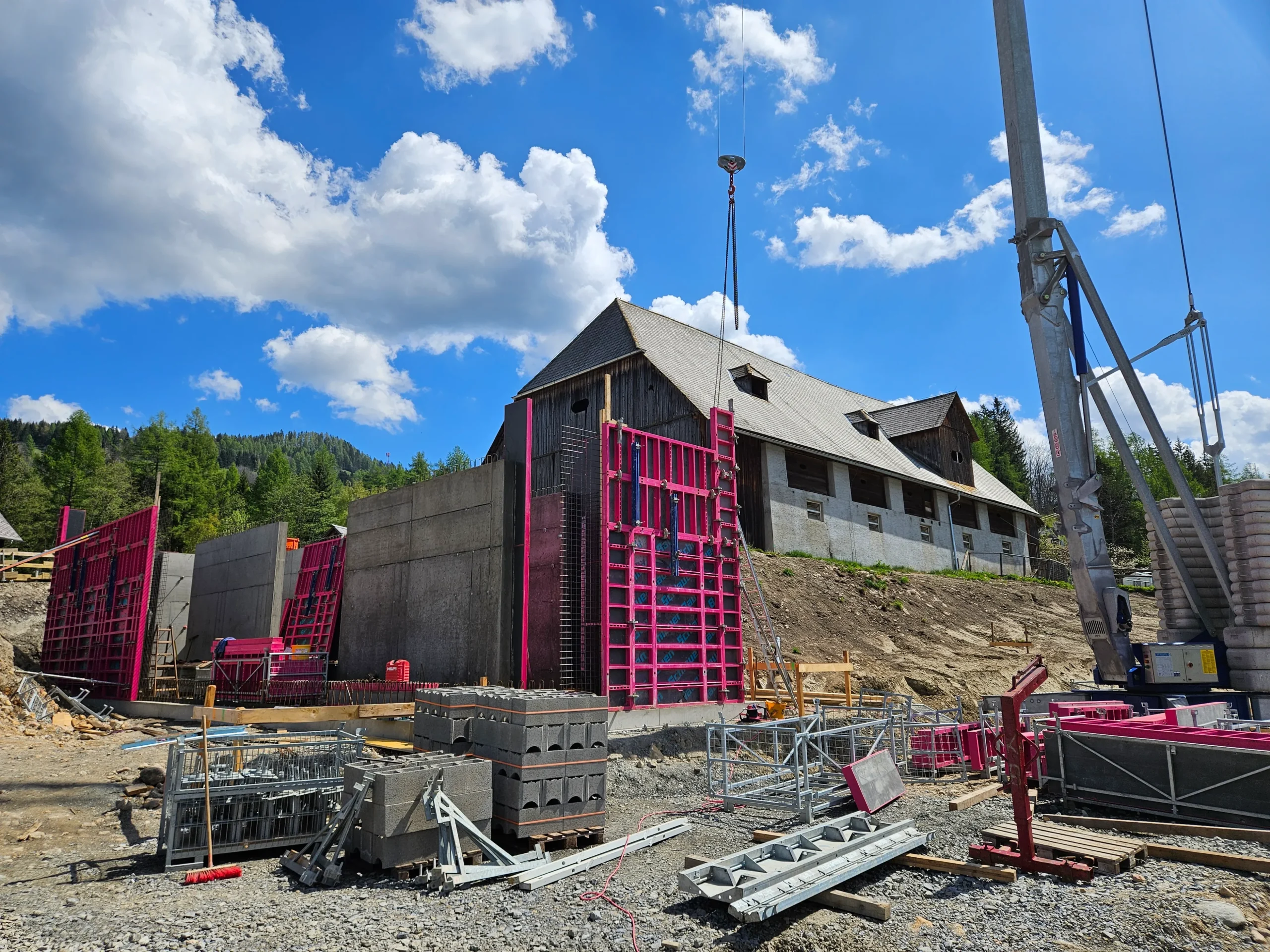 schlauer-bauen-lungau-betonwaende-scheune-kran