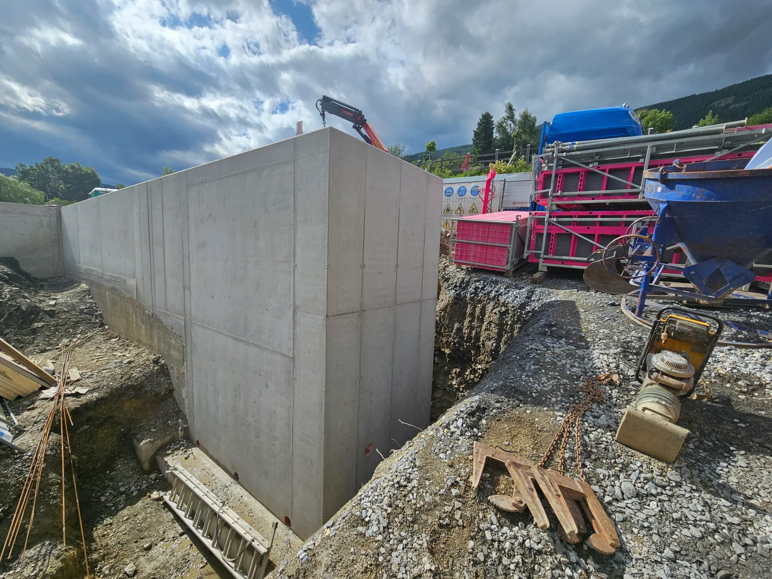 schlauer-bauen-lungau-betonwand-eckansicht-kranwagen