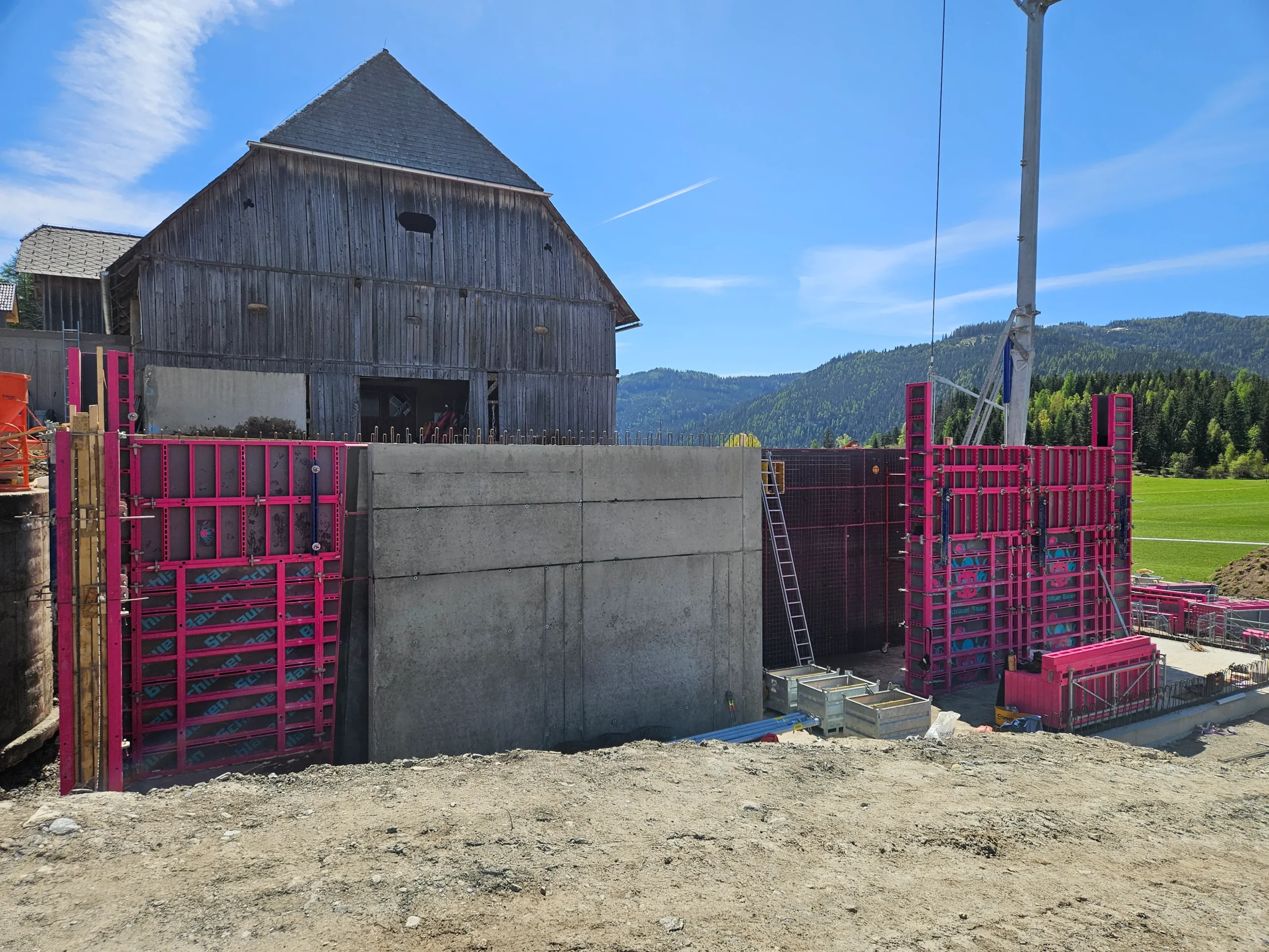 schlauer-bauen-lungau-betonwand-scheune-sommer