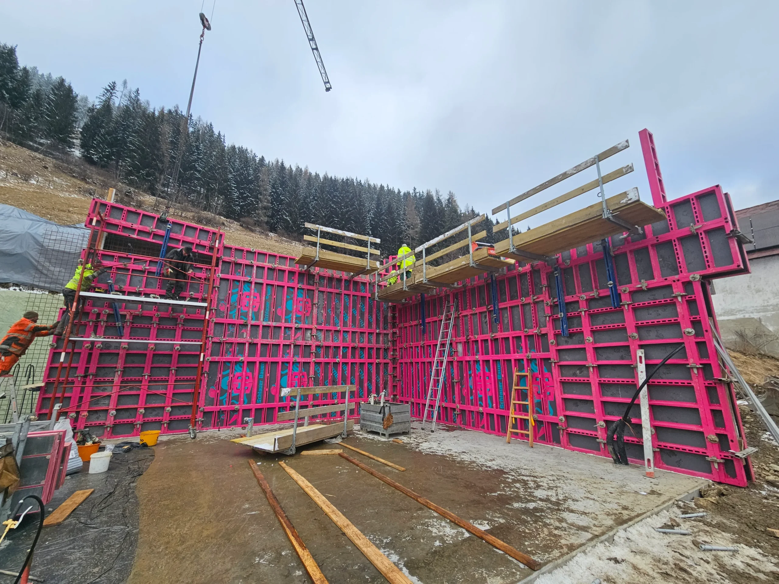 schlauer-bauen-lungau-wandschalung-arbeiter-kran